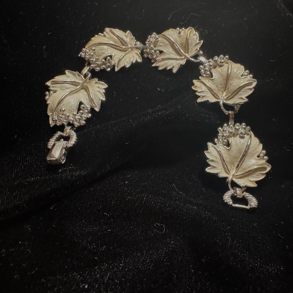 Elegant Silver / White Enamal Leaf Bracelet - Picture 3 of 11